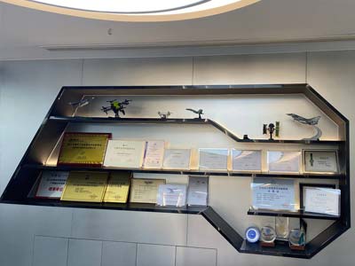 芸翼飞无人机培训展厅一角实拍-图片4